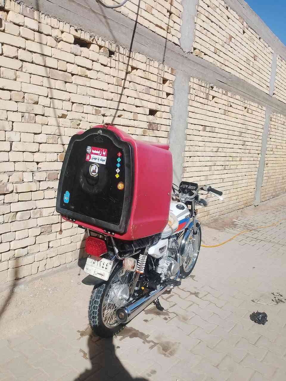 سلام عليكم (لو ما محتاج مابيع الله شاهد)  الله لايحوجكم الاحد..... 
دراجه رقم وسنويه عربي الوحه طاحت قبل يومين مادري وين الدراجه يرادله ترتيب لئهن هاملها الدراجه يرادله غسله وضبضب صارله شهرين من تعمرت الدراجه كلشي مامفتوح بيها كلسي جديد ولدراجه شعله ومعدل طيران كزوز يغرد يخبل نغمه الدراجه سعرها ١٦٥٠ وبيها مجال قليل للشراي لفلوس راح اشيلهن منا انطيهن للدين الله لايحوجكم الاحد ***********
