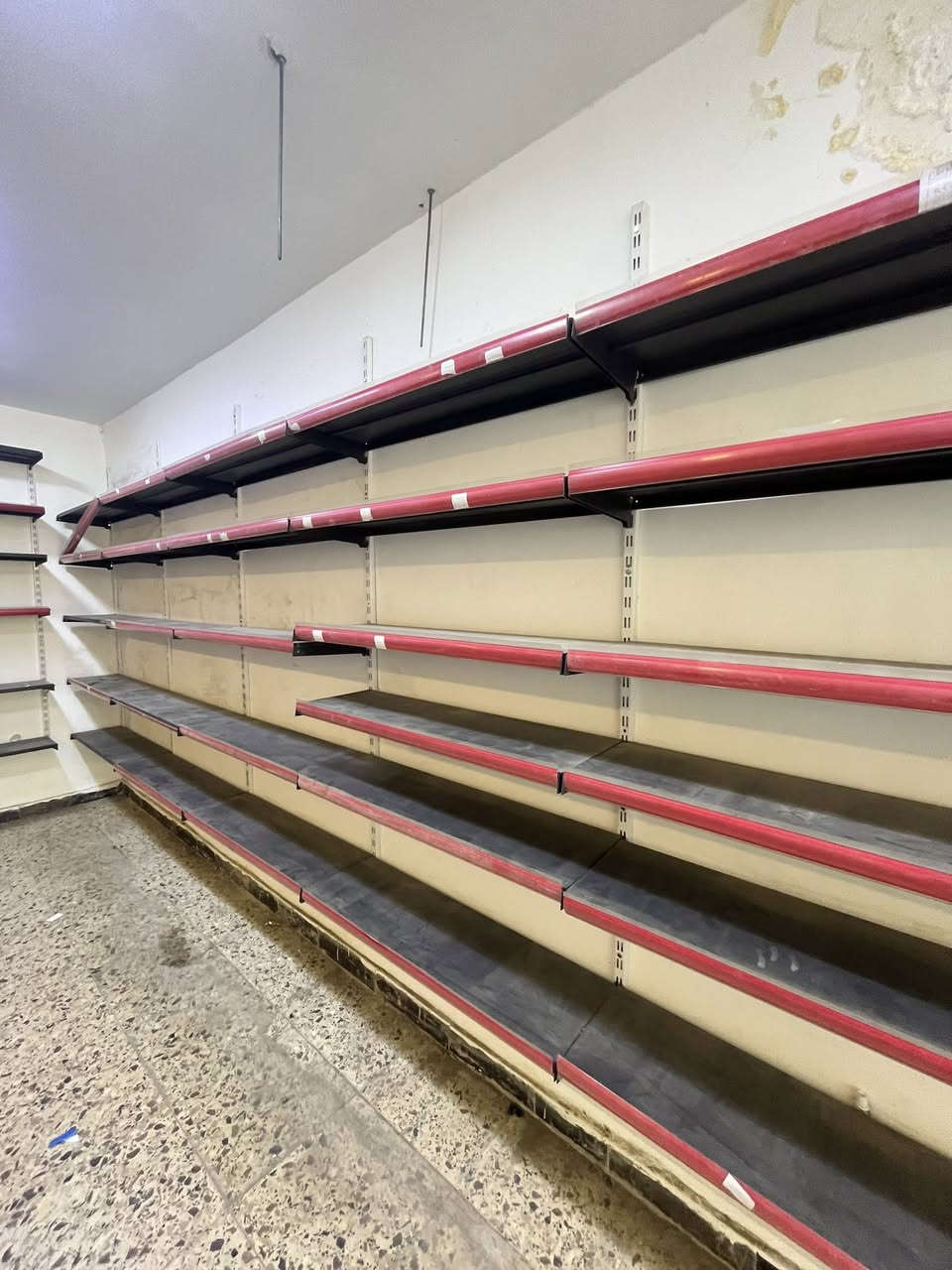 السلام عليكم رفوف تعليك للبيع جدد أنصاف حيل مفصلهن تفصال سعر متر 35 عدد 13متر  الي يحب يستفسر *********** واتساب
