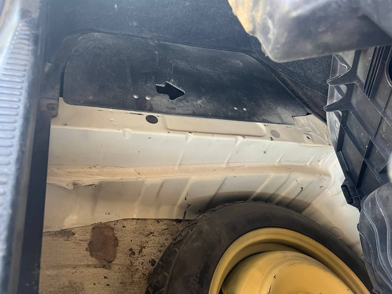 السلام عليكم    ملكه للبيع موديل 2000 مكفوله  من ضربه وصبغ وكير ومكينه عل شرط ديفو الكبير شاصي 75 تخم تاير وحددايه جديده
رقم بغداد دولي بسمي سنويه ل27
قرار 48 مداور اي وقت مكان سياره نجف مناذره 
لسعر 150 وبيها مجال قليل 
لاستفسار اتصل ***********
