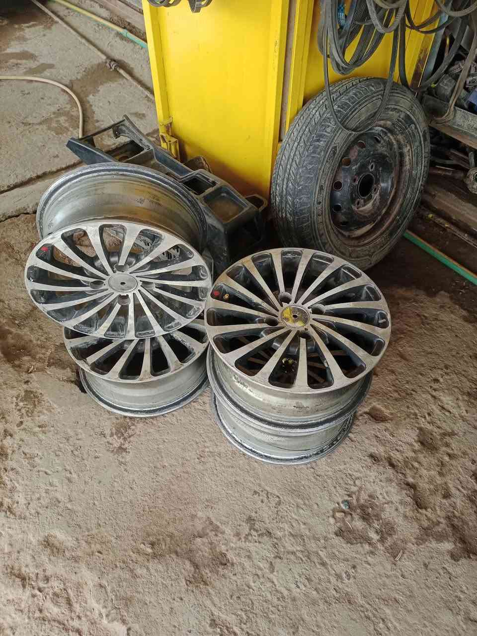 السلام عليكم ورحمه الله وبركاته 
تفصيخ راسم أبو محمد إيشي تحتاج موجود 
جديد ومستعمل ايراني وصيني وكوري 
العنوان بغداد أبو غريب الزيتون 
ونشتري سيارات تصقيط اجره وخصوصي 
***********
***********
