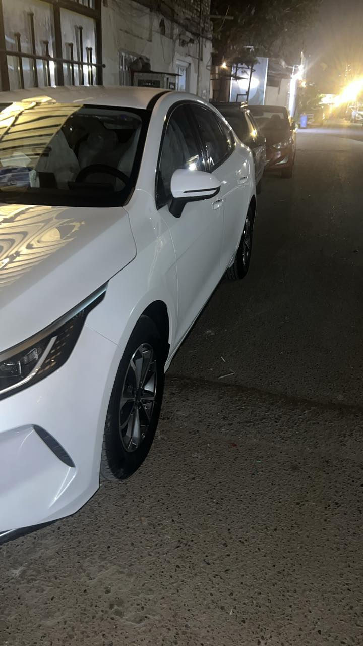 السلام عليكم عندي بي واي دي ديستروير موديل ٢٥ ماشية ٦٠٠ كيلو بدون رقم عندي براء ذمة مدوشم الارضية ومعرب الشاشة وضع الشركة السعر ١٩٥٠٠٠٠٠ مليون اللون ابيض للمعلومات الاتصال على الرقم***********
