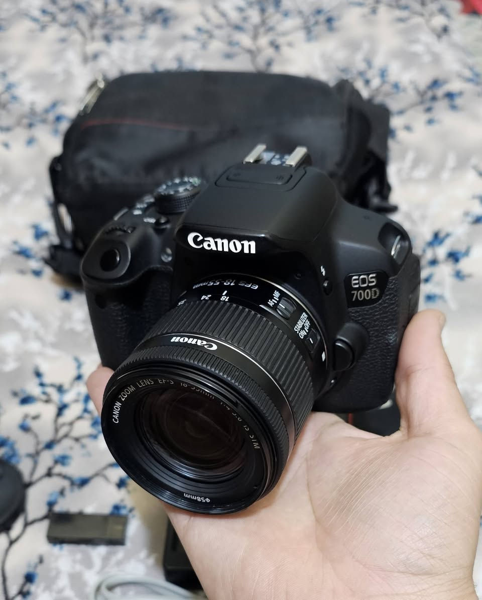 السلام عليكم 
كامرا 700Dكانون مع عدسه 18 55 الستبلايزر اخر اصدار 
مع الكثير من الملحقات كرب حامل بطاريات بطاريات عدد٢ الاصلي شاحنه جنطه حزام كتف تحويله نقل للايفون مع غطاء العدسه 
الكامرا نضافه ١٠٠ 
السعر ٤٠٠ الف
مكاني نجف موجود توصيل ***********
