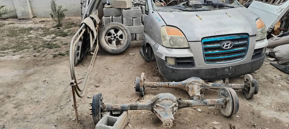 السلام عليكم للبيع غراض ستاركس 2007 بجم كامل ما كصه جديده هوه بيبان  واجنطه ودعميات زوج  وكشنات مكان بغداد رقم التلفون ***********
