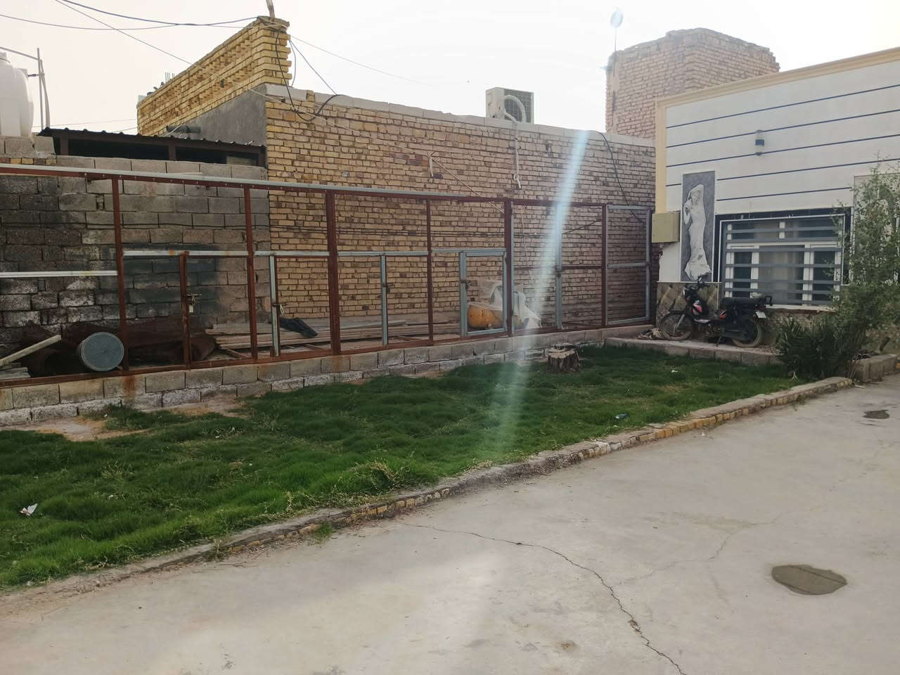 بيت للبيع بناء قديم في القصور المساحه 400 متر كامل الخدمات للاتصال ***********
