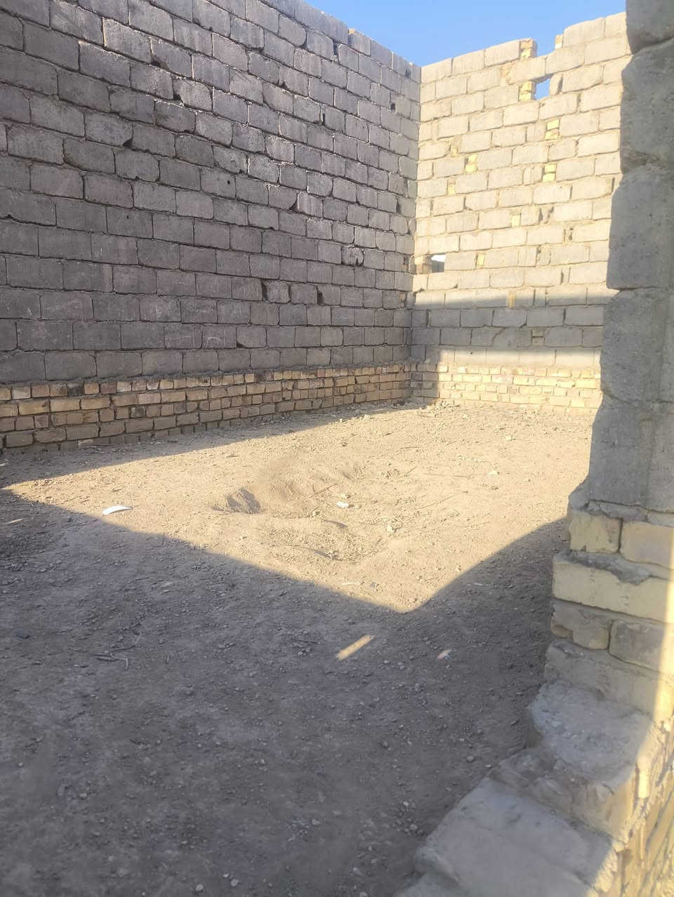 هيكل للبيع في منطقة الجاسمية مساحه 200 م
يحتوي البناء علئ غرفتين وصاله مطبخ إستقبال 
علماً يوجد مع 8000 ألف طابوق الاستغفار الاتصال علئ رقم
***********
