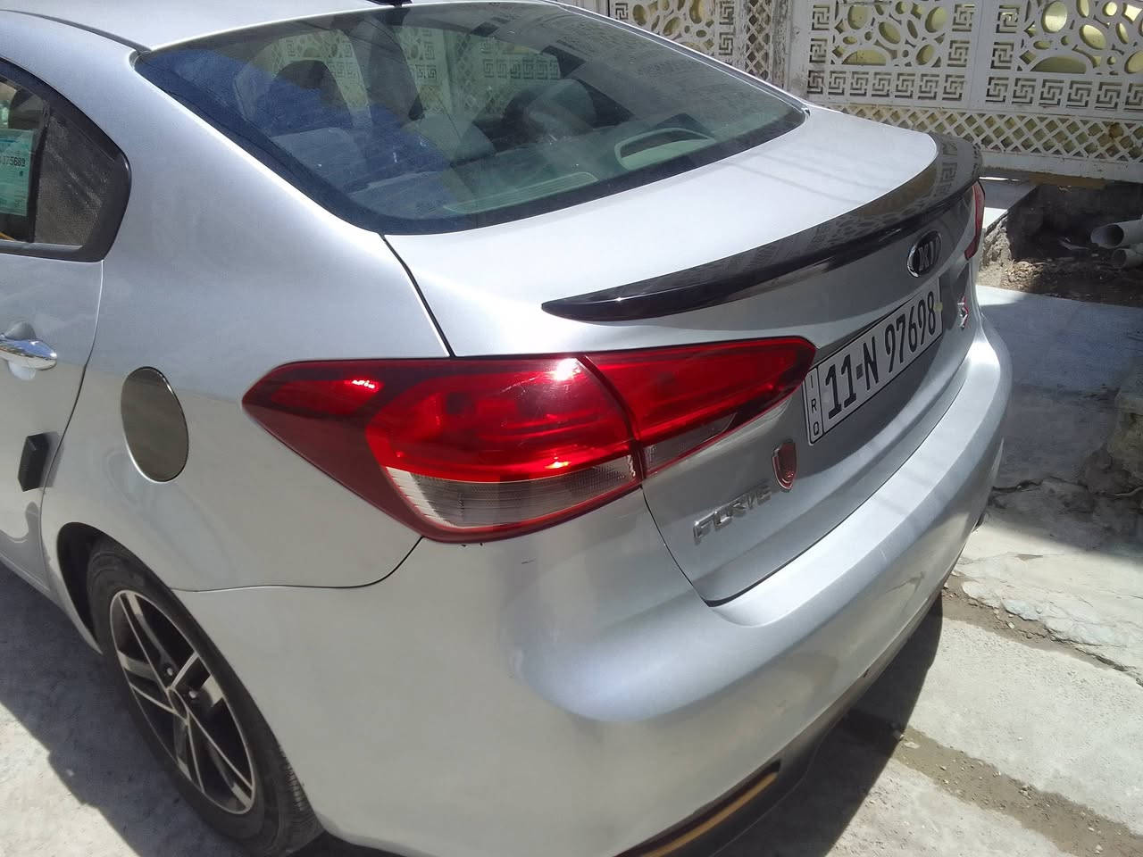 السلام عليكم كيا فورتي للبيع موديل 2018 وارد امريكي ماشية 80 ضربتها بابين وجاملغ بدون تبديل السعر 122 ورقة بيها مواصفات شاشة كاملة مانع  انزلاق تحكم استيرن صدر جديد اللون سلفر للاتصال على الرقم ***********
