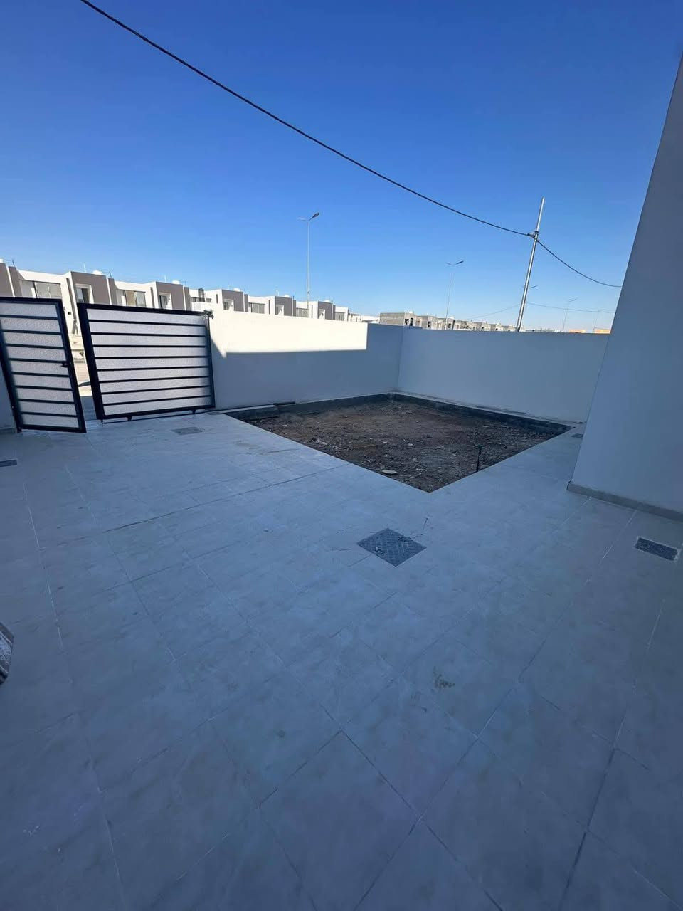 بيت للبيع ٢٠٠ م مجمع الغدير (طابوك) قريب الجامع والمدرسة مطلوب استلام شهر الثاني ..
مع كاونتر ومعاملة التسليم كاملة ..***********
