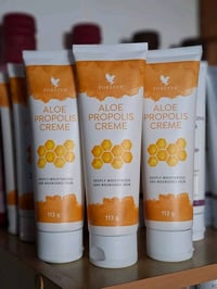 كريم ألو بروبوليس من فوريفر هو منتج مثالي لترطيب وتغذية البشرة بعمق. ي...