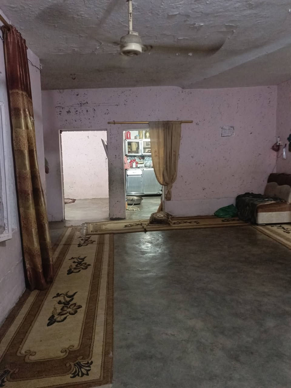 دار للبيع العنوان التل العالي مساحه البيت 400 متر مكون من ربعه خارجيه وثلاث غرف وهول وممر ومطبخ وحمام السعر 35 وبي مجال اي استفسار اتصال عل رقم ***********
