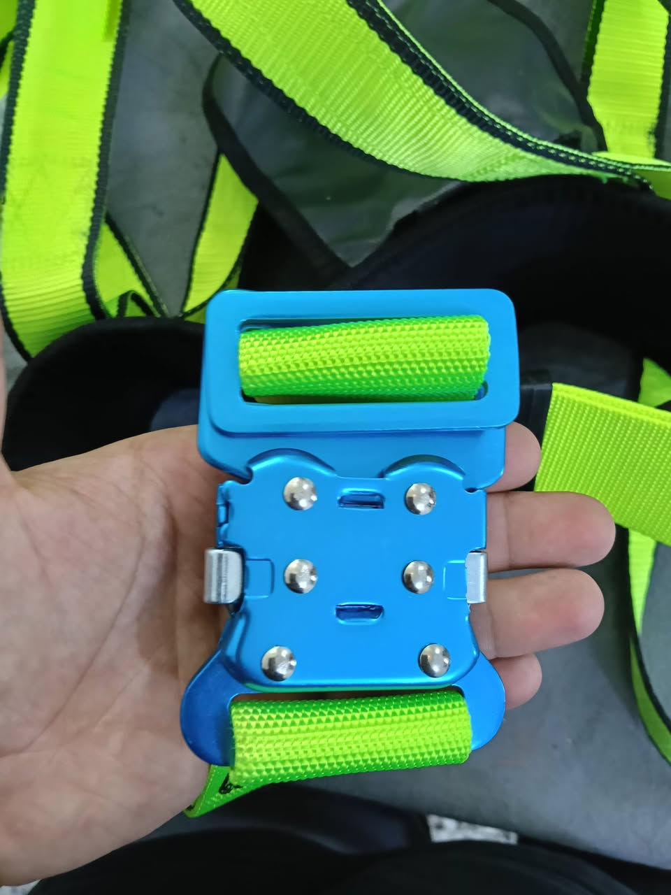 معدات تسلق الجبال الجديدة متاحة الآن! 🧗‍♂️ حزام الأمان هذا متين ومريح، ومثالي لمغامراتك القادمة. مين متحمس للتسلق؟ ⛰️✨ ***********
