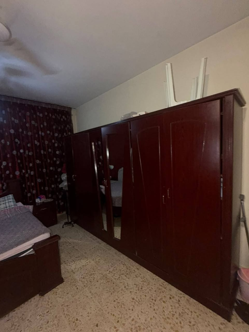 غرفة نوم نوع الثقيل القديم للبيع ب ٦٥٠ وبيه مجال الاتصال ***********
