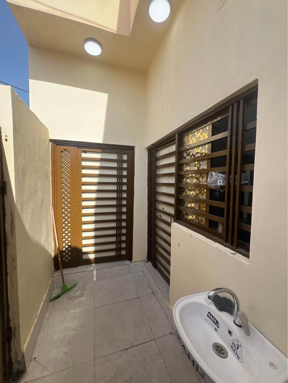 بيت للبيع الجزيرة زين العابدين غرفتين وصاله ومطبخ وديوانيه وصحيات داخليه وخارجيه خريطه درجه اولى البيت ركن المساحه 100متر 
السعر 60
شارع ١٠ متر 
*********** البصرة, العراق
