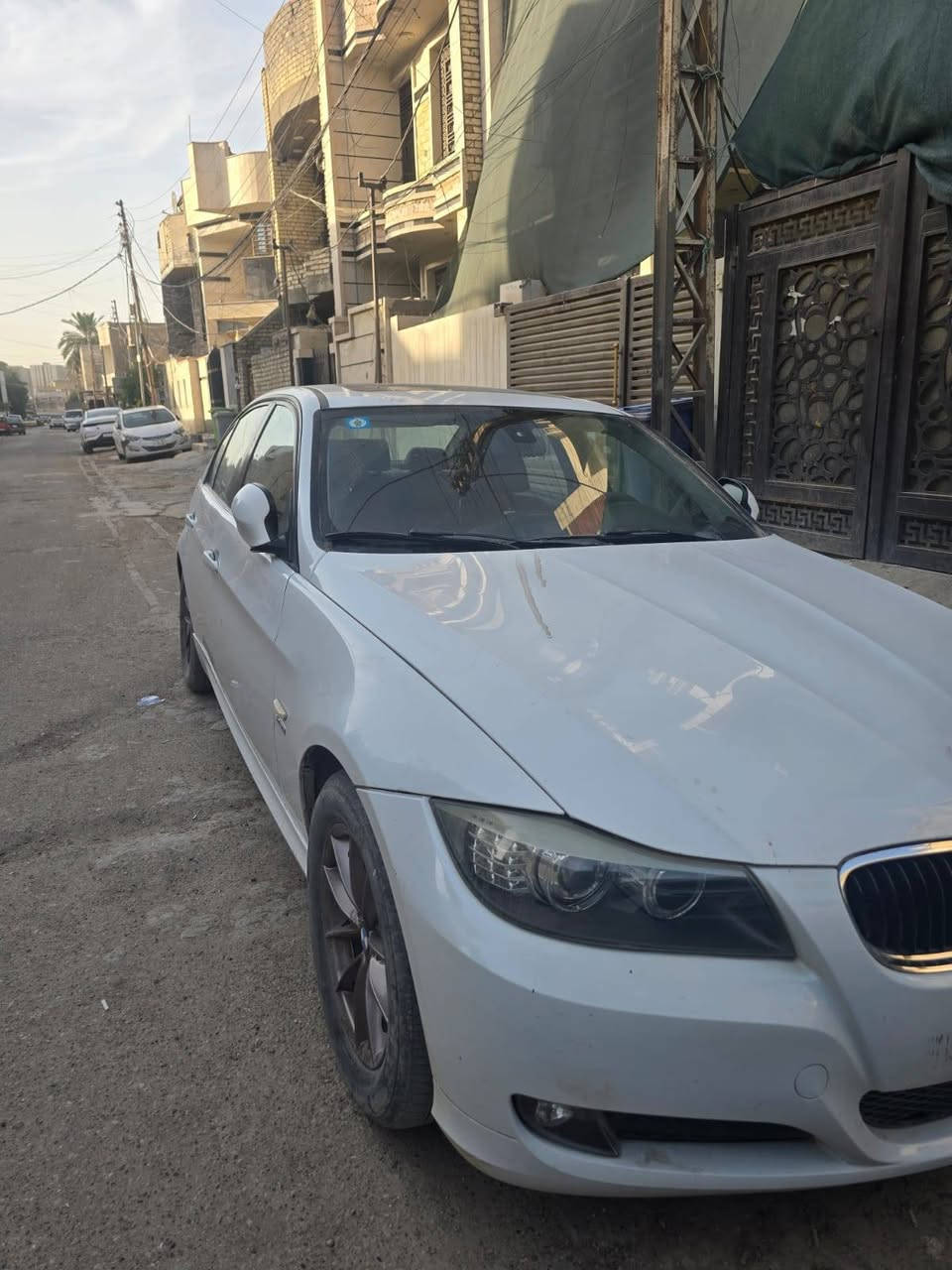 السلام عليكم ورحمة الله وبركاته
السعر خاص او عند الاتصال
عندي بي إم دبليو e90 328i موديل 2011 للبيع.
رقم بغداد الإنكليزي الجديد. 
· وارد أمريكي كلين تايتل (clean title) يعني نظيفة وما مصبوغة ولا متعرضة لحادث.
·فقط ضربة خفيفة جداً بباب السائق، شغلة بسيطة يعدلها أي مصلح وترجع وكالة بدون صبغ ولا تعقيد.

المواصفات:

· محرك 6 سلندر N52 المرغوب، مكينة ممتعة بالسياقة وبنفس الوقت اعتمادية وعملية.
· المكينة والكير شد مال حاوية. 
· الداخل جلد بلون مميز جداً، كراسي كهرباء، وفتحة سقف سلايدروف.
· شاشة عقل أصلية.
· تم تحديث المازدات بالكامل إلى شكل موديل LCI 2013، يعطي منظر مرتب وحديث.
· المرايا كهرباء شفط وفيها خاصية الميلان الذكي لما ترجع للخلف.
· كهربائيات السيارة 100% سليمة، كل شيء شغال بدون أي تجطيل.

الصيانة والتجهيزات (متعوب عليها بصراحة):

· بلكات BMW أصلية 6 كلهن جديدات مع مجاول جديدة.
· إطارات بريدجستون Bridgestone جديدة بالكامل.
· دسكات أمامية وخلفية جديدة.
· قاعدة فيول بم وفلاتر جديدة.
· تعبئة ماء زيتي أخضر. 

· السيارة باسمي وتحويل مباشر.
· السنوية جديدة نافذة لغاية 2031.
· فحص الهزة جديد، مخلصينه قبل شهر واحد فقط.
· الصدر الخلفي 90% والأمامي 75%.

ملاحظات للأمانة فقط:

· السيارة تحتاج بس لاستيك رباط للصدر الأمامي.
· التبريد عاطل يحتاج صيانة للمنظومة.
فلوس الصيانة تنزل من سعر السيارة
· غير هالشغلتين، شغل واطلع وما تشكي من شي، سيارة جاهزة للاستخدام اليومي.

المكان: بغداد – الدورة
للتواصل والاستفسار: *********** (اتصال أو واتساب) أو مراسلة عالخاص. بغداد, العراق
