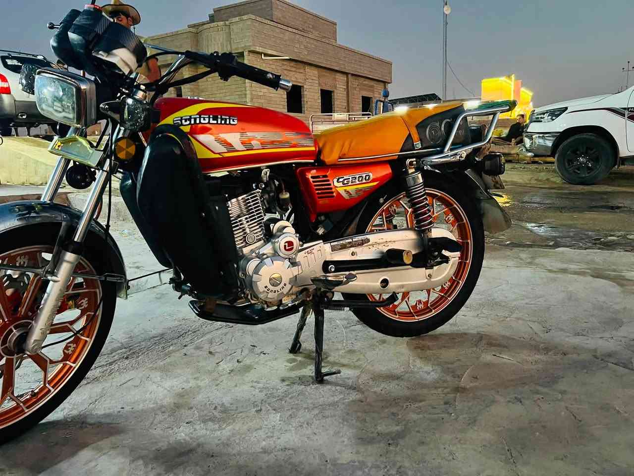 السلام عليكم
دراجه للبيع 
سولنك 2025
محرك 200cc
نظافه ونشاط فول 
محرك شرط ما مفتوح كهربائي كلها شغاله ماطور ايعوزو سايق بس 

للاستفسار اتصل علا هاذه الرقم 
‪***********‬
