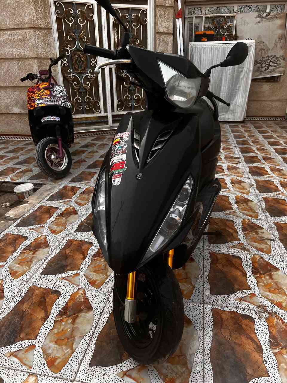 السلام عليكم دراجه مضلع للبيع دراجه بلاد ما مفتوحه دبلات كدام رياضي كهربائيّة كله شغاله دراجه خرسه ومعدل 120 لايتات السعر 750 وبيه مجال قليل رقمي *********** مكاني بصره ابو الخصيب
