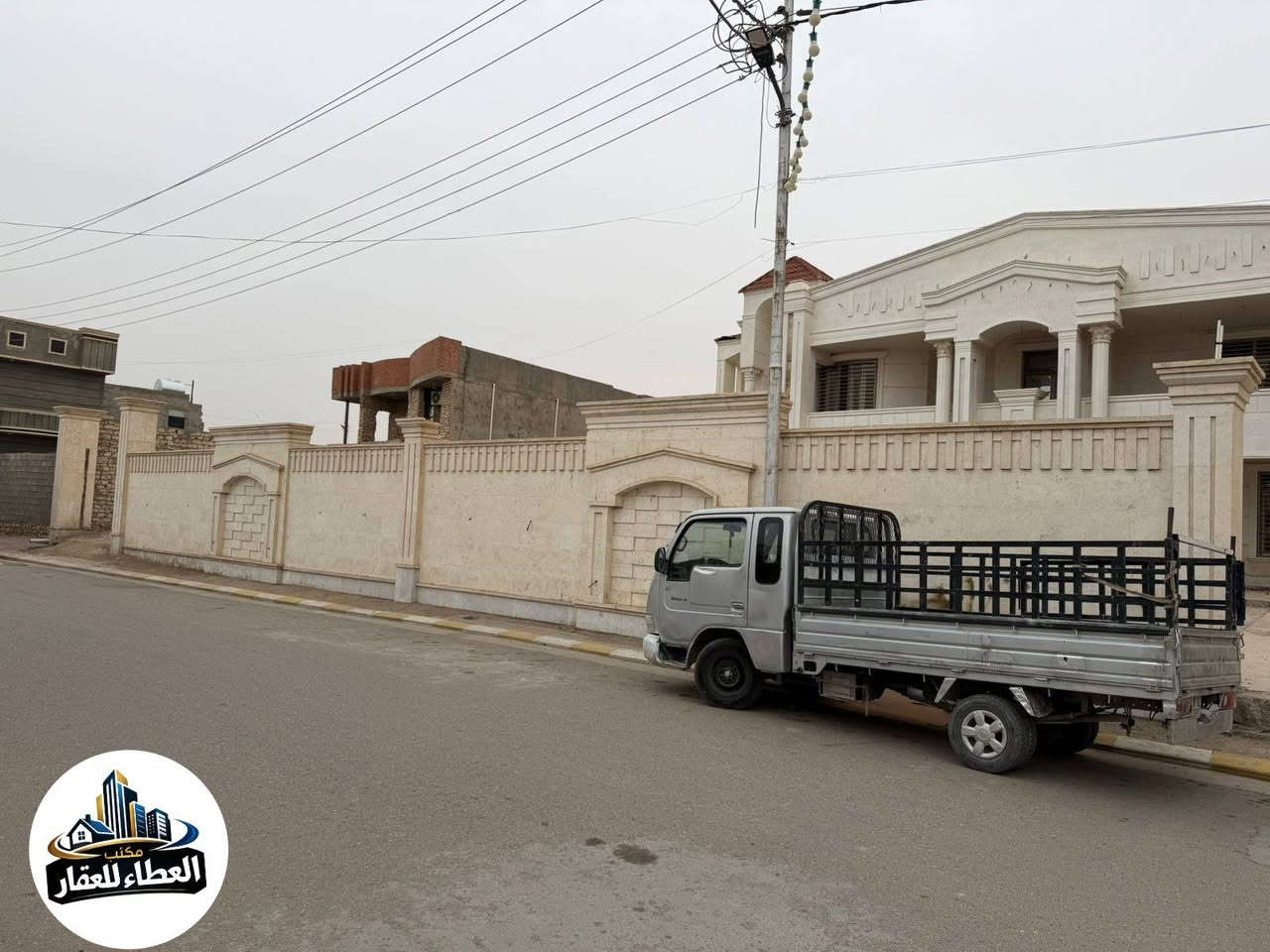 لبيييييييييييع 🗣

   🕋السلام عليكم 🕋
نموذج رقم (2 )

يعلن مكتب العطاء للعقار عن بيع فله 📍
موقع العقار الحوز الاولى مقابل جامع الرحيم 🕋

مساحة العقار الكليه ٢٠٠٠ م 
مساحة البناء ١٤٠٠ م 
تتكون الفله من 9 غرف نوم بنضام السويت🪧
صاله ارضيه كبيره + صاله استقبال 
بالاضافه إلى صاله في الطابق الثاني 
 حمامات داخليه عدد ٢
حمامات خارجيه عدد ٢
مطابخ شرقي وغربي الطابق الاول عدد ١
الطابق الثاني عدد ١ بالاضافه إلى مطابخ خارجيه 
ديوان داخلي +استقبال
مساحه خارجيه (حديقه )
   
  📍ديوان او ربعه للضيوف خارج الفله 
تحتوي على غرف نوم عدد 2 
بالاضافه إلى حمامات + مطابخ 

📍💶🪧 علما ان السعر مليار و500 مليون قابل للتفاوض💶 

كذالك يوجد مشتملات وبيوت وقطع اراضي 
في جميع مناطق الرمادي وضواحيها 📍🪧

للاستفسار زيارة موقعنا الكائن الرمادي البوفراج امام فلكة الدله 📍🗺
مكتب عقارات العطاء 📞
يمكنكم مشاهدة كافة العروض على برامج التواصل الاجتماعي فيس بك انستكرام تيك توك باسم مكتب العطاء للعقار 📞📍
او الاتصال على الأرقام التاليه  

***********  عمر حسن الفراجي 📞
***********
