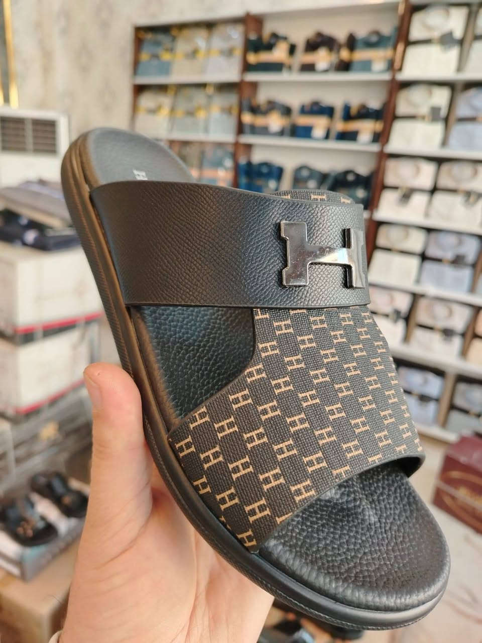 شحاطة هرمز الأصلي
تصميم أنيق وجودة عالية
الألوان المتوفرة:
أسود • جوزي • أزرق • حليبي
القياسات:
من 41 إلى 45
📍 العنوان: الشرقاط – السوق الجديد – شارع الخياطين – رقم المحل 29 – أزياء تميم – مقابل مجمع السلام
📦 يوجد توصيل لجميع محافظات العراق بسعر 5000 فقط
📲 للطلب أو الاستفسار راسلنا على الخاص أو واتساب: ***********
