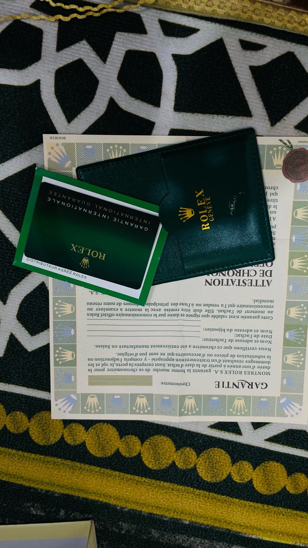 إعلان بيع ساعة بتصميم رولكس أنيق

للبيع ساعة رجالية بتصميم فاخر مستوحى من رولكس، مظهر راقٍ وجذاب يناسب الذوق الكلاسيكي واللبس الرسمي.

المواصفات:
	•	واجهة بيضاء مع مؤشرات كريستالية لامعة
	•	عرض تاريخ بعدسة مكبرة
	•	هيكل بلون ذهبي أنيق
	•	سوار جلدي مريح وعصري
	•	حالة ممتازة ونظيفة جدًا

تأتي مع الحقيبة والحافظة وبطاقة الضمان وشهادة المنتج.

السعر المطلوب: 100,000 دينار عراقي

للاستفسار والتواصل يرجى الاتصال على الرقم ***********