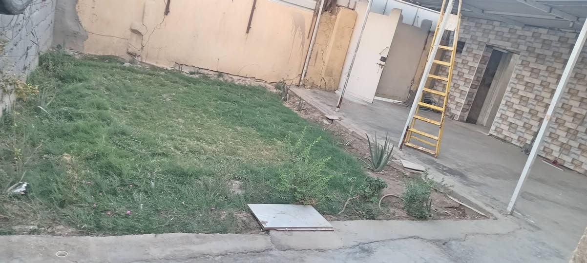 بيت للبيع او للإيجار طابو صرف المساحة 240 الواجهه 12 النزال 20 ناحيه الامام حي الامير قرب مدرسه ورقه بن نوفل الكراج 8*٦ حديقه ٦*٥ صاله ٧*٤ ستقبال ٤*٥ غرفه ٥*٤ مطبخ حار بارد والطابق الثاني غرفه كامله والثانيه واصله للسقف يعني ناقصهه سقف البناء طابوك جمهوري للستفسار خاص او اتصل ***********
