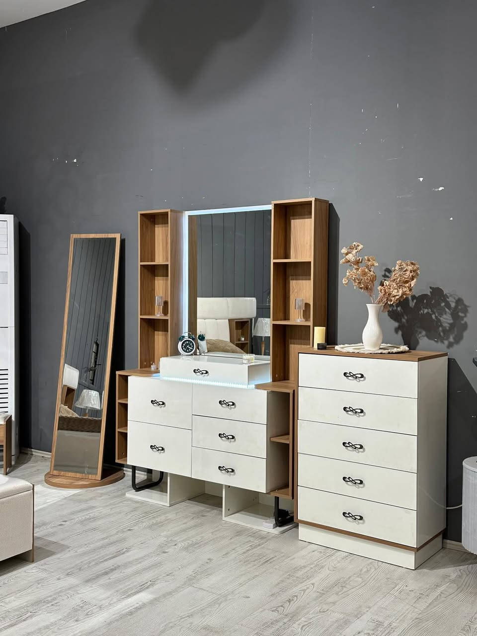 🌟 الفخامة التي تستحقها.. موديل "مارسيليا" وصل الآن! 🌟
تعلن جمعية التراث عن وصول التحفة الفنية الجديدة (موديل مارسيليا). غرف نوم تجمع بين المتانة الألمانية والتصميم العملاق لتجعل من غرفتك جناحاً ملكياً.

✨ لماذا تختار موديل مارسيليا؟
• الجودة الألمانية: أبواب مزودة بنرمادات هيدروليك من شركة Hettich الألمانية الأصلية 🇩🇪 لضمان سلاسة وهدوء تام.
• سعة تخزين ذكية: سرير بمخزن (جك هيدروليك) متين جداً، وشازلون إضافي مع مخزن وثلاث قطع متفرقة تصلح كـ "سيت استراحة" أنيق.
• لمسات عصرية: إنارة داخلية ذكية في الكنتور وميز التواليت لإضافة أجواء من الفخامة.
• قياسات عملاقة: كنتور بعرض 3.30م وارتفاع 2.40م، وميز تواليت واسع.

💰 عروض الأسعار والدفع:
نقدم لك خيارات مرنة تناسب ميزانيتك:
• السعر النقدي: 1,950,000 دينار فقط.
• نظام الأقساط المريح: بمجموع 2,750,000 دينار (بقسط شهري 
150 ألف دينار فقط!).

📍 العنوان: الرمادي - التأميم - القادسية الأولى - شارع النخيل - مقابل محطة النخيل.


**إذا كنت صاحب هذا الإعلان وتريد حذفه لأي سبب، رجاءا أرسل رسالة إلى الدعم الفني**