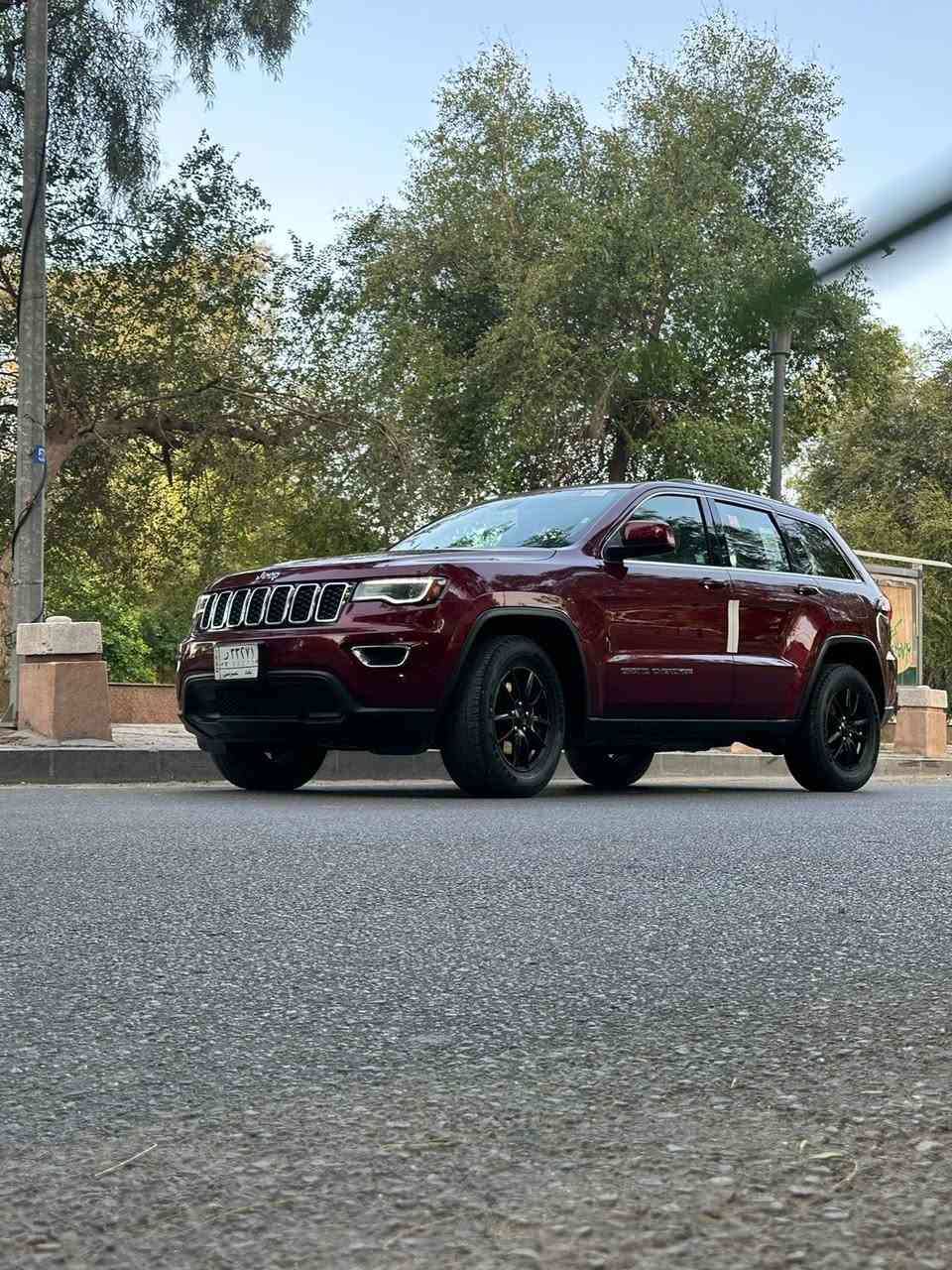 السلام عليكم 
  ***********
جيب لاريدو 2017 السياره وارد امريكي كلين السياره ماشيه 75mi السياره فول مواصفات عدا الفتحه كشنات كهرباء جلد تدفئه شاشه جبيره رادار خلفي حساسات امامي خلفي كامره نضام سبورت  نظام ايكو تشغيل عن بعد محرك 3600 فور ويل سياره جديده بمعنى الكلمه السعر 215 او بيه مجال بسيط
