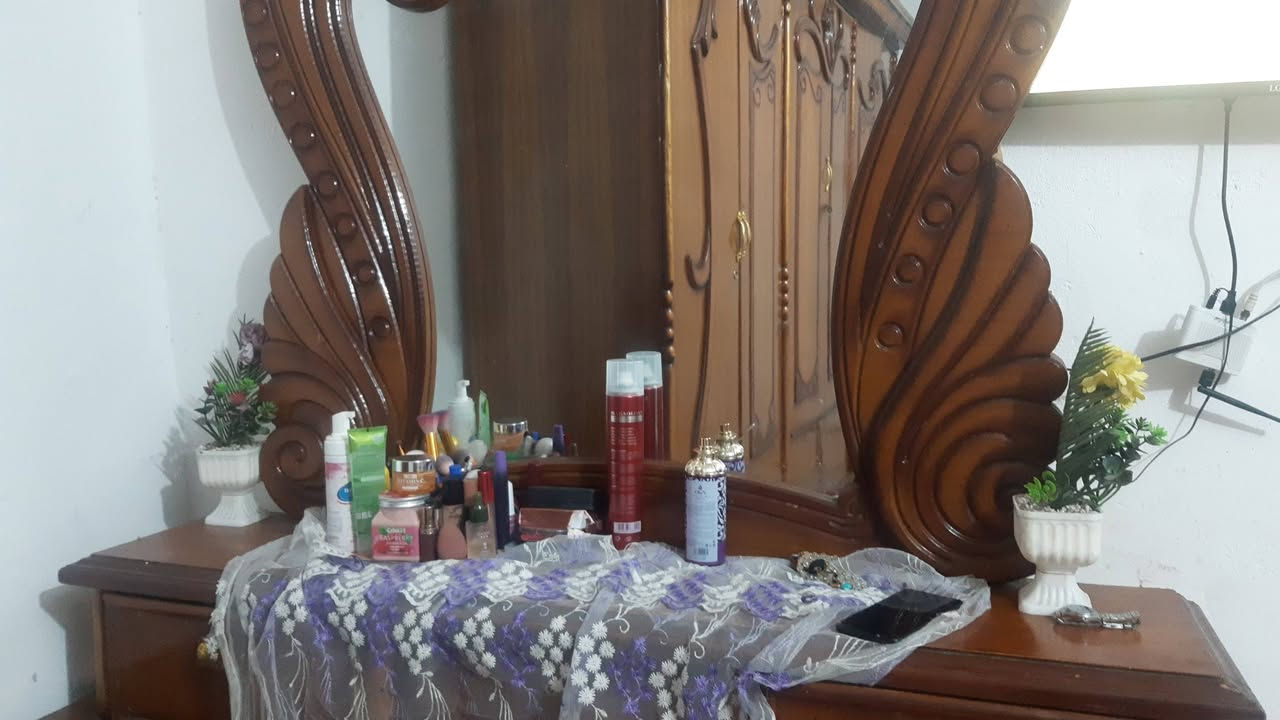 غرفة اخشاب للبيع بيها اضرار بسيطه . كنتور ست أبواب ميز مرايه ميز تواليت زاويه جربايه ودوشك  جربايه . للاستفسار  الاتصال عالرقم  ***********.💞مكاني المجر الكبير
