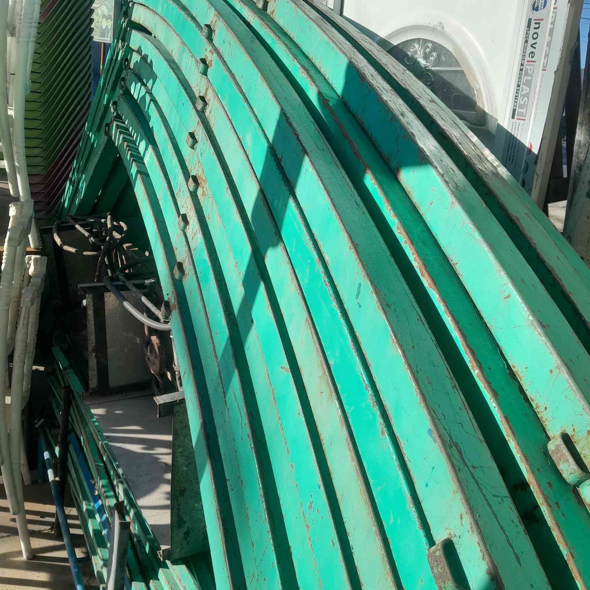 السلام عليكم جادر للبيع شبح العرض ٥ ونص والطول ١٨ متر ١٠ اقواس قطعتين قماش مستعمل نظيف كلش السعر ١٥٠٠ وبي مجال مكاني بغداد السيديه ***********
