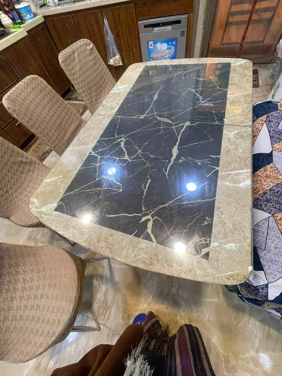 السلام عليكم ميز وكراسي للبيع وطبلات اي ضرر مابيهم الميز بيجي سادة السطح مالته الأسود ينشل يعني لود بيجي  فقط الأسود احنة حاطي  يتكبر ويتصغر مكانه العطيفيه


**إذا كنت صاحب هذا الإعلان وتريد حذفه لأي سبب، رجاءا أرسل رسالة إلى الدعم الفني**