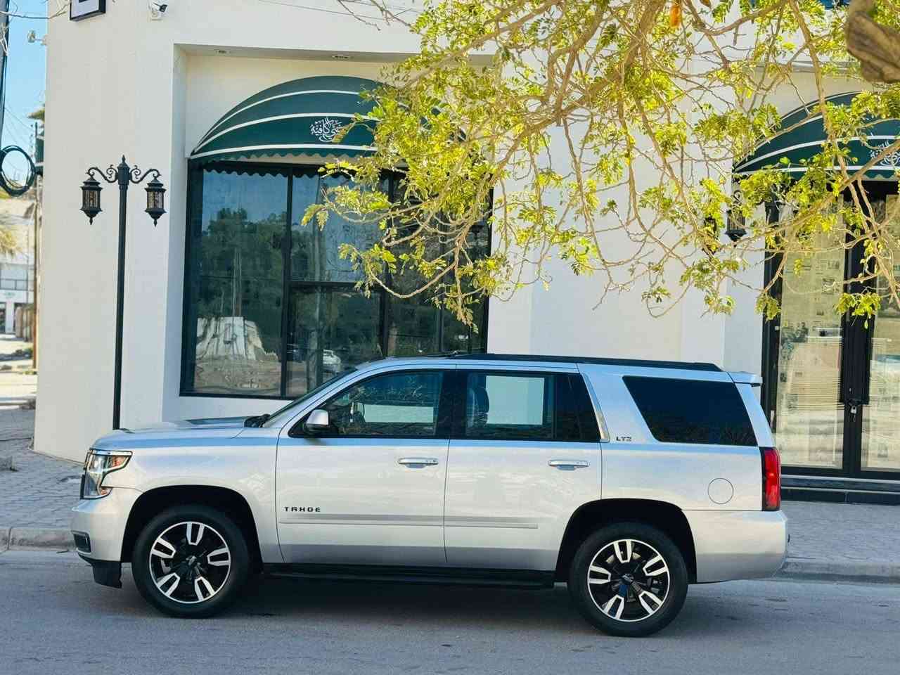 تاهو موديل 2015 اصل وأرد أمريكي حادثه جاملق وبنيد بدون دواخل وباقي سياره كفاله من ضربه وتبديل بيه ثلاث قطع كلير فقط سعره 258 وبيه مجال رقم هاتف ***********موصفات سياره LTZفول واحد على واحد فتحه سقف شاشه ماميه شاشه خلفيه مثبت سرعه بصمه تشقيل بصمه ابواب كشنات جلد كشنات كهربائي حساسات خلفية ماميه تشقيل عن بعد رادارات امامي وخلفي وجاني تبريد تدفئه كشنات رادار بل مري ثلج داخليه ثلاث قطع تبريد 7راكب تحكم استيرن محرك وكير كفاله حداديه تخم تاير جديدات مكان سياره كربلاء مكلف بل نشر كربلاء, العراق
