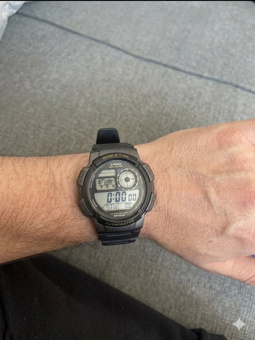 كاسيو (CASIO) أصلية 100% (الموديل ومواصفات المحرك محفورة على الغطاء الخلفي).
• التوقيت العالمي (World Time): تعرض التوقيت لـ 48 مدينة حول العالم مع خريطة رقمية تفاعلية على الشاشة.
• مقاومة الماء (10BAR): مقاومة لضغط الماء حتى عمق 100 متر، يعني تسبح وتغسل بيها وأنت مطمن 🌊.
• الميزات الرقمية: تحتوي على 5 منبهات يومية، مؤقت تنازلي، ساعة إيقاف (ستوب ووتش)، وإضاءة شاشة قوية (Illuminator) للرؤية الواضحة بالظلمة 💡.
• عمر البطارية: تعمل ببطارية كاسيو طويلة الأمد التي تدوم حتى 10 سنوات 🔋.
• السيير (الحزام): الراتنج الأسود الأصلي المريح والمتين جداً ضد التعرق والماء.
السعر خاص


**إذا كنت صاحب هذا الإعلان وتريد حذفه لأي سبب، رجاءا أرسل رسالة إلى الدعم الفني**