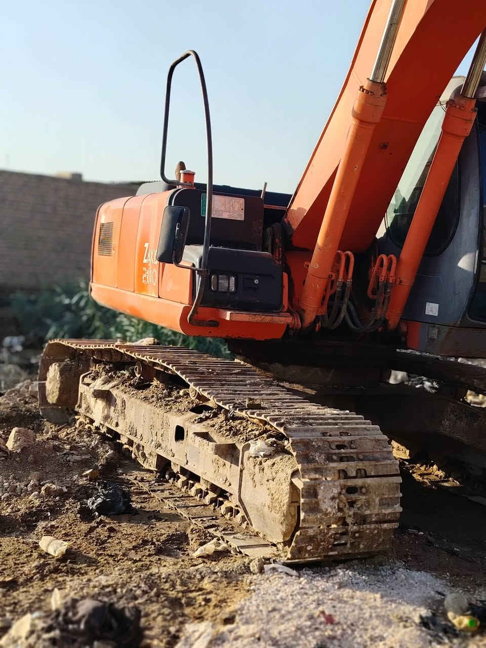 سلام عليكم حفاره زات موديل 2003نظيفه جاهزه الشغال قطرات صبغ مابيه ***********
