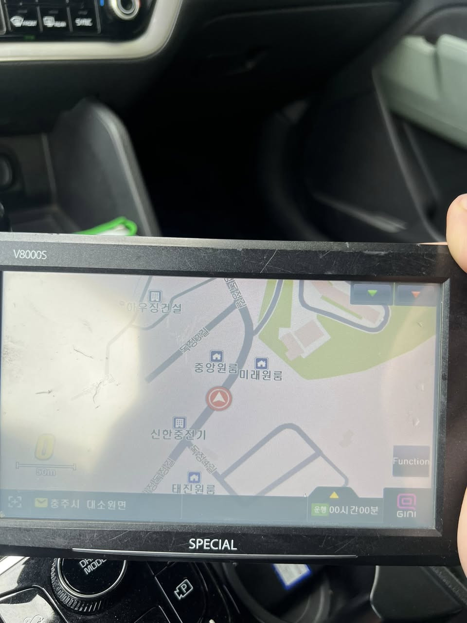 شاشه جي بي اس مجرد يحتاج تغير لغه السعر 60 وبيه مجال الرقم ***********
