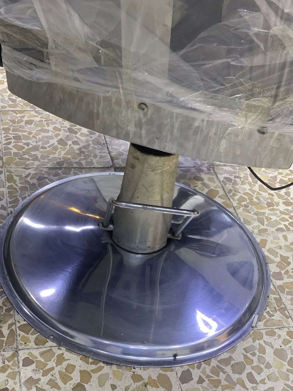 كراسي حلاقه للبيع جدد الاحمر والاسود عددثنين للاستفسار اتصل عل الرقم ***********
