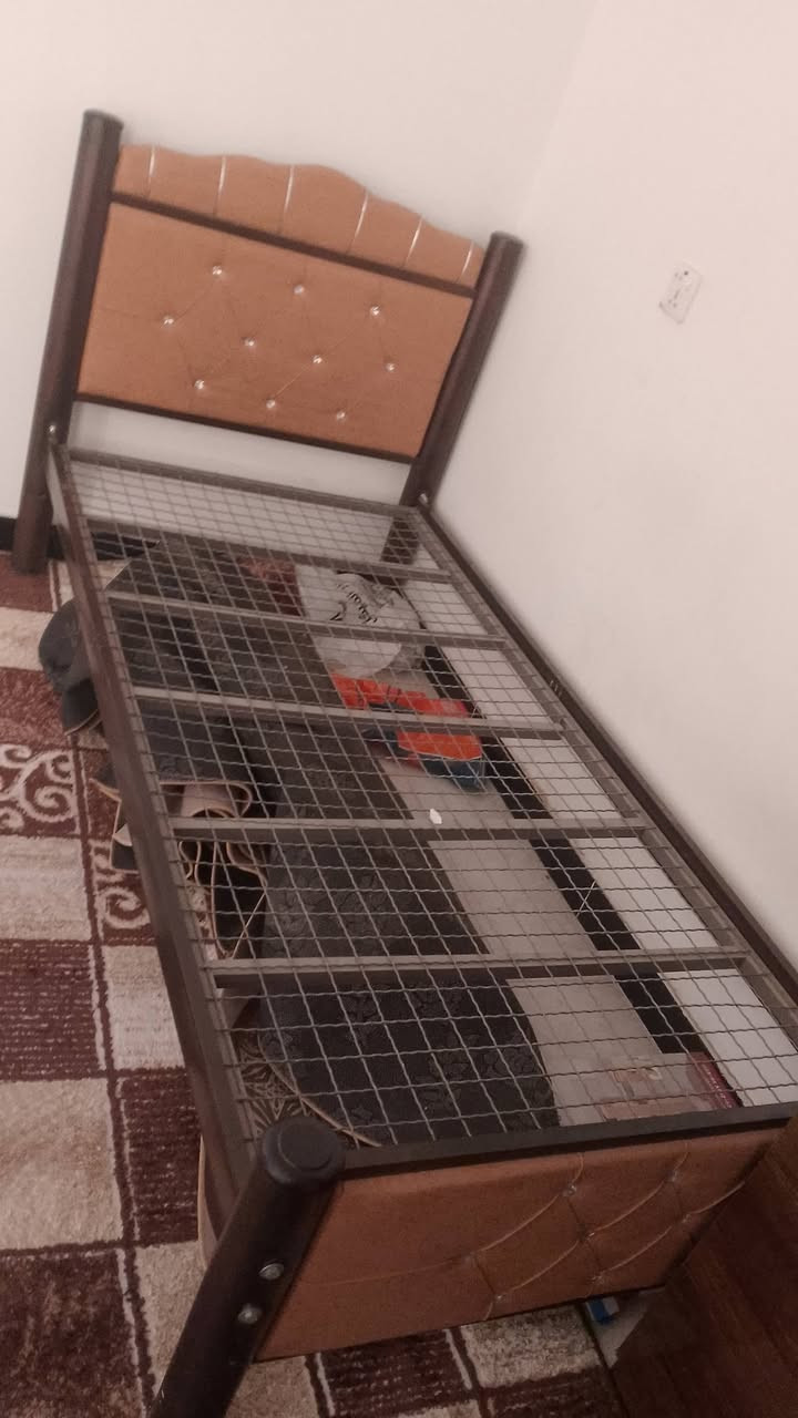 سلام عليكم غراض للبيع  مكان بغداد دورة البوعيثة
كنتور ب25 الف
وجرباية ب30الف
الاتصال***********
