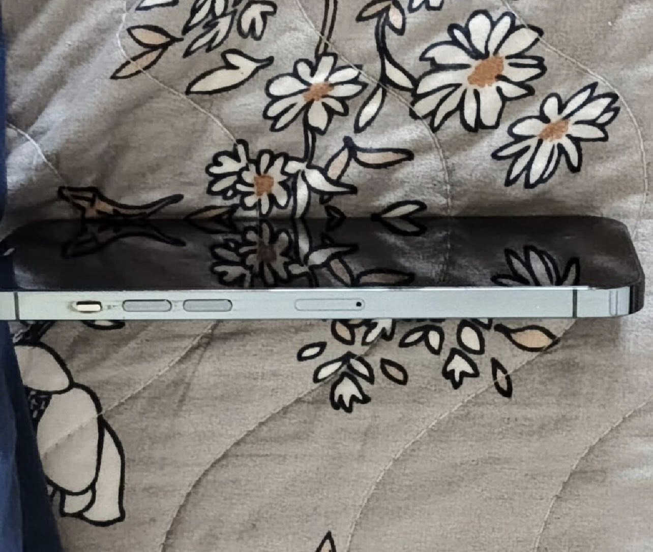 12 برو ماكس 🍎
الجهاز مكفول من كلشي شاهد ربي وبذمتي
ماعدا شخط جدآ بسيط بالشاشة غير موثر عاللمس وموضح بالصورة 
لون ازرق غامق💙
بطارية 77 
شرق اوسط نموذج M
مكاني : بغداد الشعب 
رقم التواصل 📞: ***********
السعر : 400 الف ومعتاز كل دينار ربي يشهد♥️
