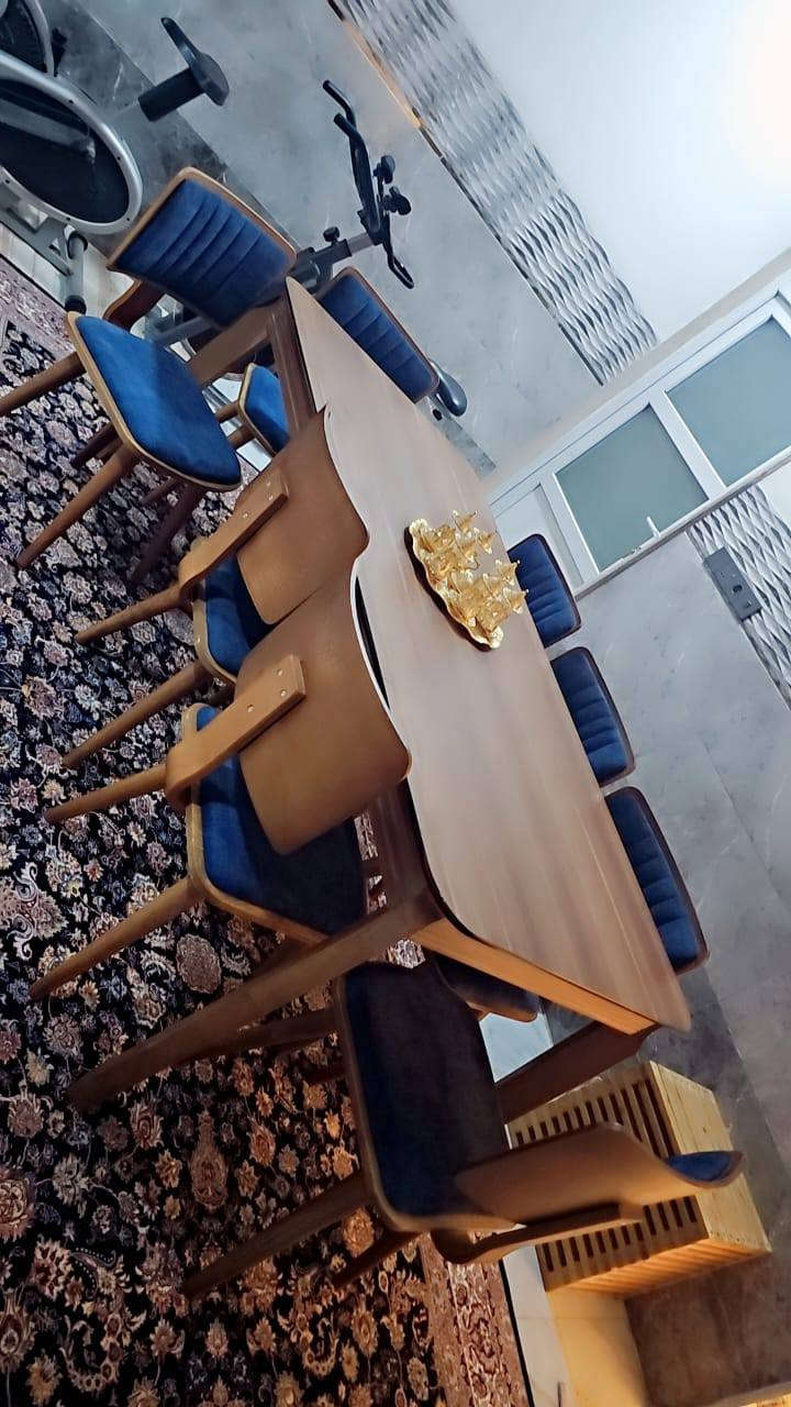 ميز خشب زان اصلي
8 كراسي عائلي 
تواصل *********** 
او بي مجال
