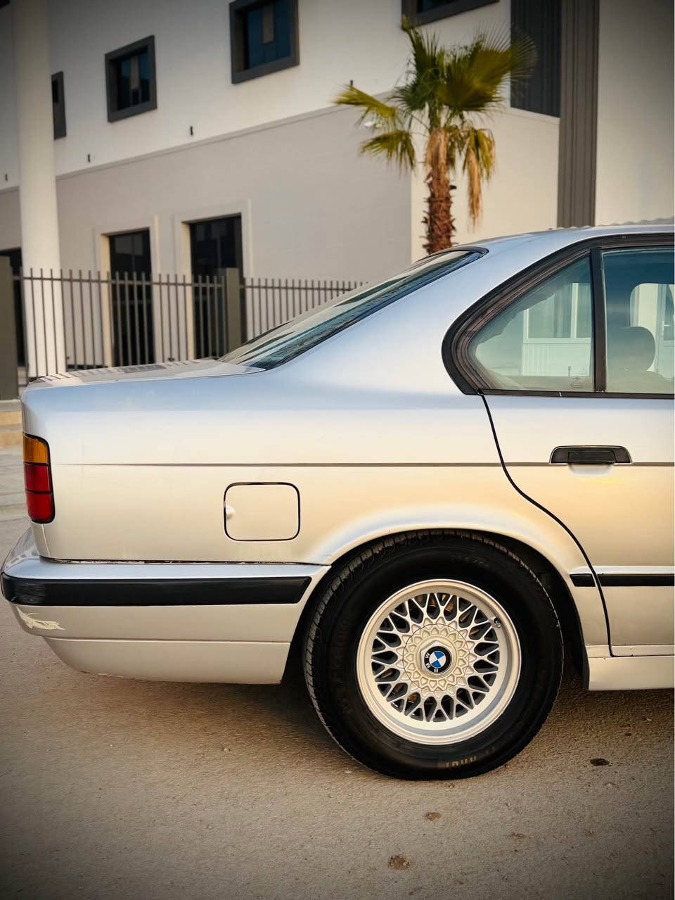 بي ئيم مؤديل 93 مةكينة 20 گئر عادي 
رةقةم و سةنةوي نوئية بةناوي خؤمانة 
جوار تاية و ويلي نوئي لة ژئژة سةيارةكة بي لئدانة 
هيج هيجي نية گئر و مةكينة و تةبريد
 كارةبايي و تةقة و رةقةي 
هةمو بةشةرت دةعامي لؤ دةعامي بةشةرت دةفرؤشم
سعري 65 مةجالةكي برايانة 
ژ.م*********** أربيل, العراق
