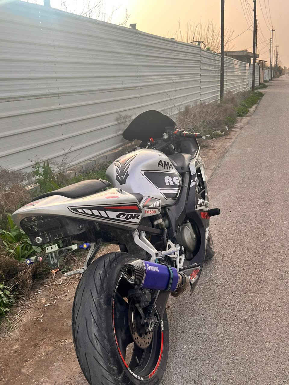 سلام عليكم بطح افوراي 600شلعه فول معدل ✈محركه يخبل الدراجه ممفتوحه بلادي كفراته شويه تعبانات بيهن شخوط غير هاي مابيه شي الدراجه تخبل مال جناي دهن كله امزويل مداريه كلش  صالنصه كاتم  ب 27وبيه مجال الشراي لاستفسار ***********
