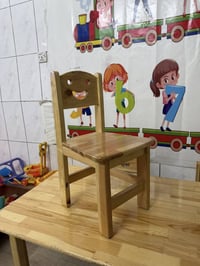 ميز خشبي عدد ٢  مع كل ميز ٦ كراسي  السعر ٢٠٠ للواحد  والي ياخذهم اثنين...