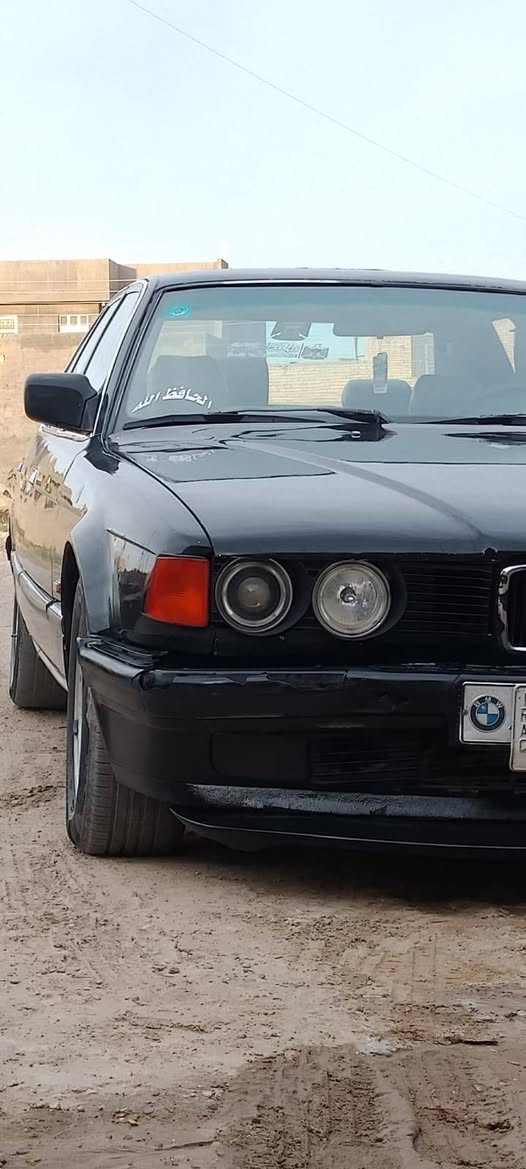 السلام عليكم 
بي ام دبليو موديل 1992 حجم ٧٣٥ كير ومكينه خير من الله تبريد ناقصه بس غاز تخم وياله جديده تخم تيرات 
مكفوله  سياره مصبوغه جماليه سياره جاهزه 
السعر ٤٥ وبيها مجال حك الجيه مكان السياره الانبار الرمادي رقم سياره بغداد ثاني يوم تحويل للتواصل ***********
