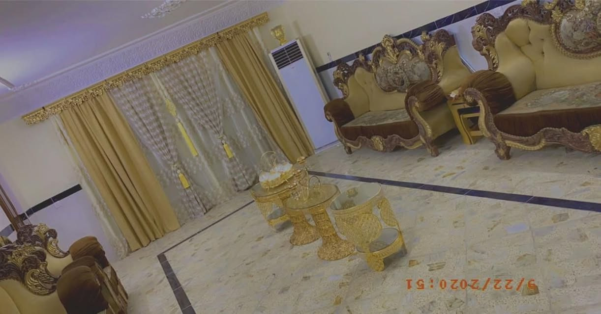 #الجبل_للعقار 
للبيع منزل المساحة ٣٠٠ طابو ملك صرف واجهة ١٢ نزال ٢٥ ترميم ٢٠٢١
يحتوي على ٦ غرف نوم وصالة كبيرة ومطبخ حار وبارد 
كراج يتسع سيارتين وحديقة
للاستفسار الاتصال ***********
العنوان بغداد حي الجهاد
