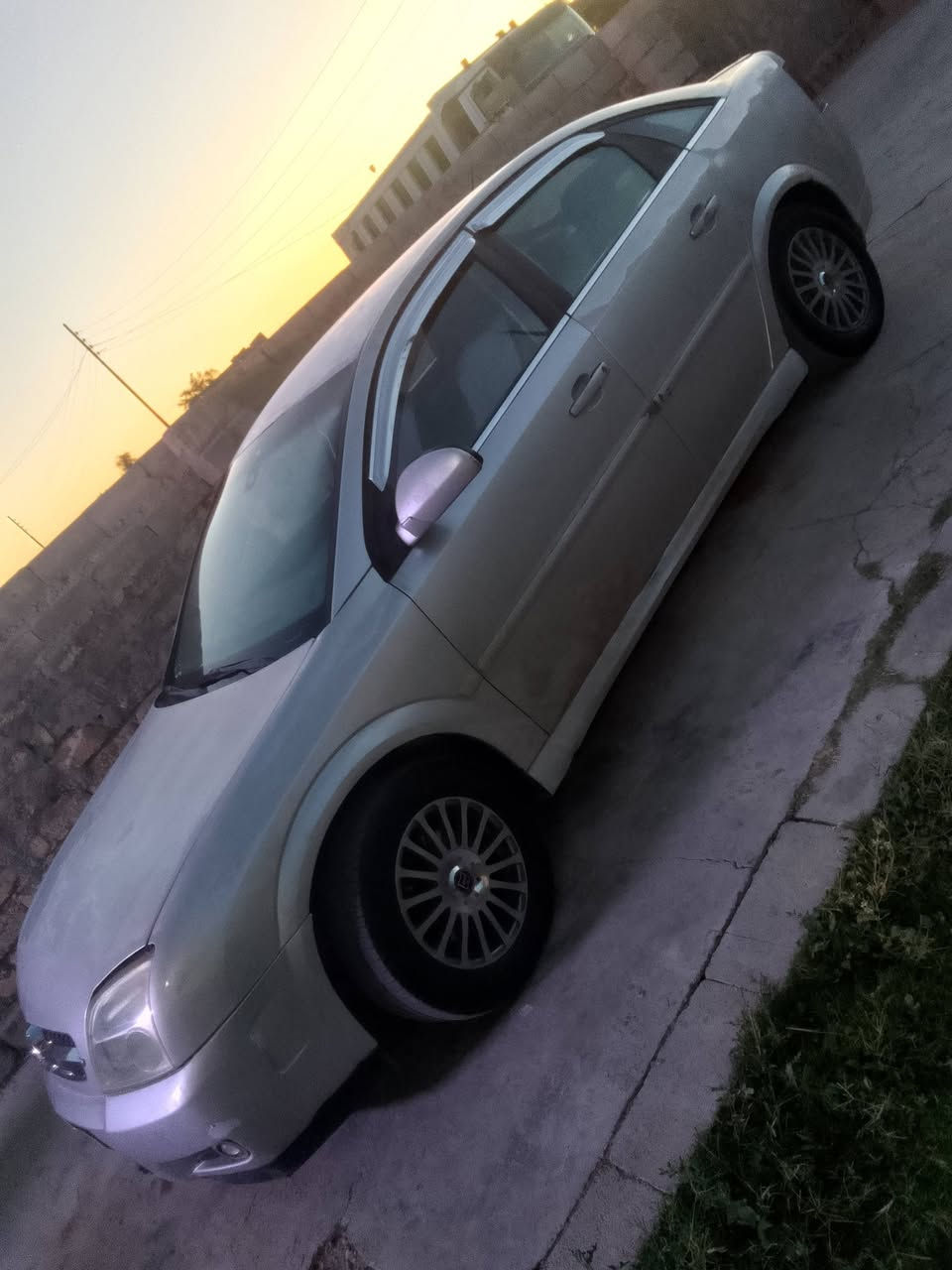 سياره اوبل فكترا موديل 2002 السعر40وبيها مجال الاتصال ***********
