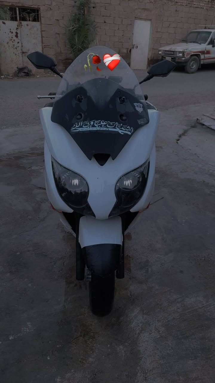 سلام عليكم فورزه صفر عشره عميه بلاد 
دراجه خير من الله عليه ادامه كامله شلعه ومعدل تخبل ترايك لشمال يدات تدفئه صلنصه رياضي دهن موتل مي اخضر زيتي محسن دراجه على ايدي مال جناي بس عندي عمل بغير محافظه وممتفرغله مكاني ديالى بعقوبه سعر الدراجه 15$وبيه مجال حك الجيه 
رقمي ***********
