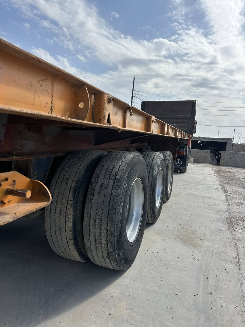 السلام عليكم عربانه مزوج 3 دنكير تايرات 22،5 عربانه جاهزه وحماله طول 12.5 معروضه بسعر مناسب اتصل وتدلل *********** حيدر .
