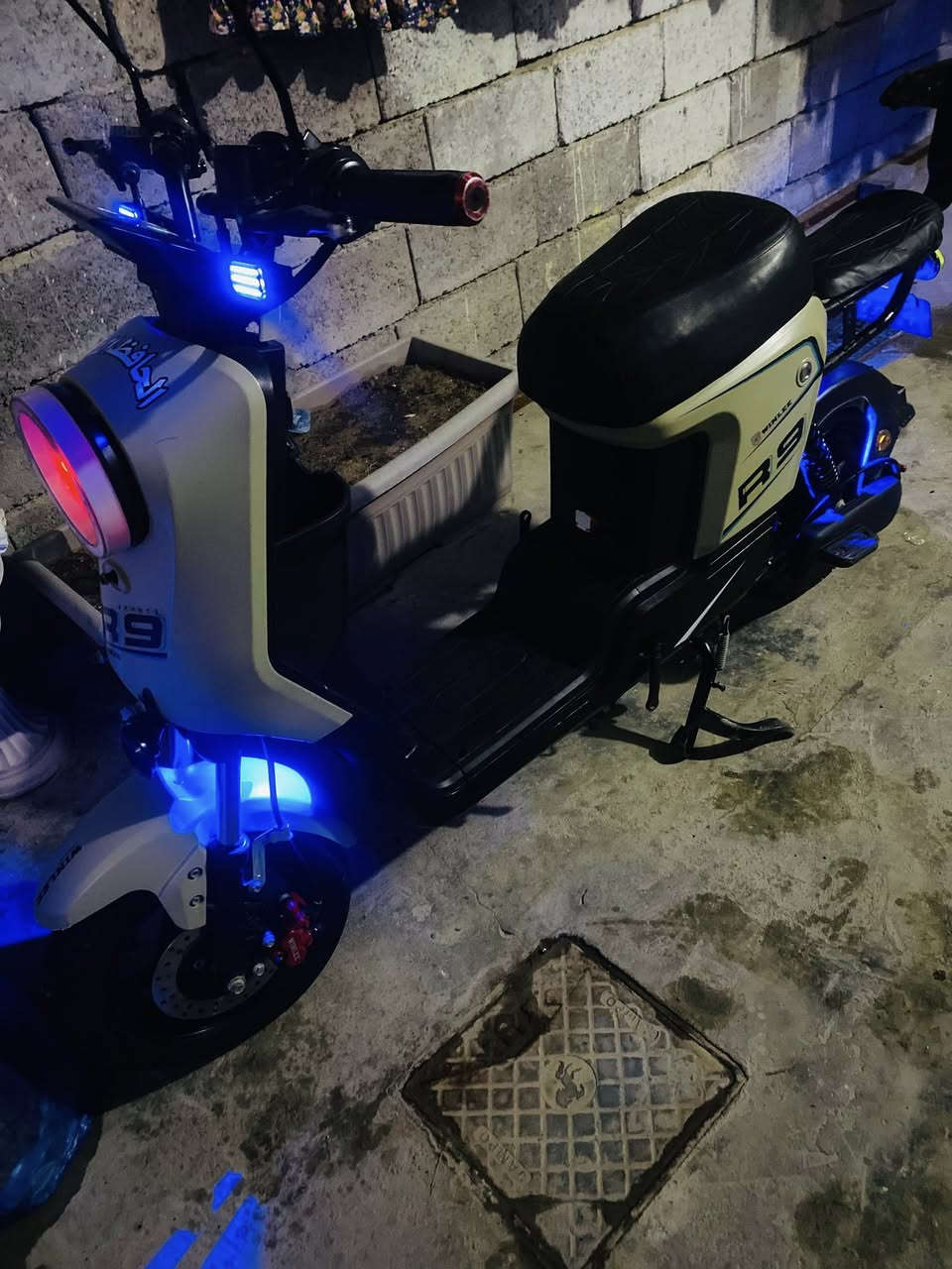 سلام عليكم دراجه R9  بطاريات 16امبير   دراجه كل كهربائياتها شغاله.
كارت تشغيل. 
حساس سرقه 
حساسات ألوان 
سكنات 
لايت عالي ناصي 
دبلات. شغاله 
مابيها اي نقص.  مكاني بصره بصره سعر 400 وبيها مجال مو شراي لا تشلع كلبي *********** وتساب
