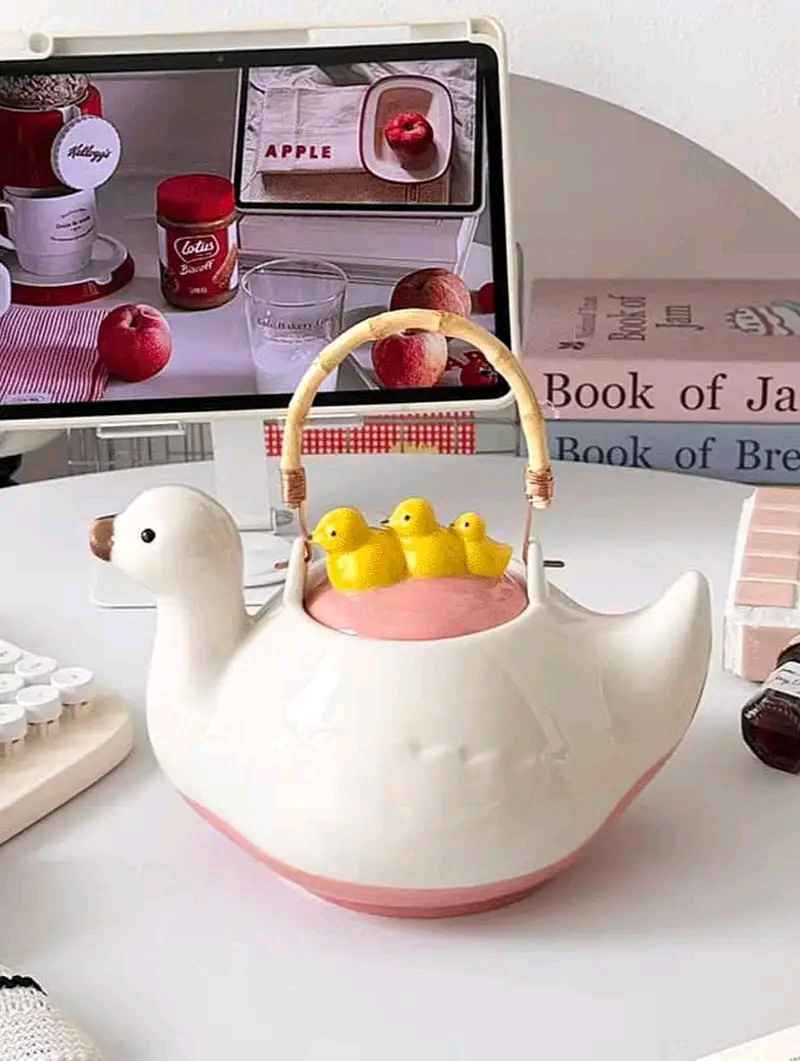 قوري شاي بتصميم البطات الثلاث
تصميم مبتكر على شكل بطة مع ثلاث بطات صغيرة تضفي لمسة من المرح والجمال.
مصمم من مادة السيراميك عالية الجودة التي تضمن المتانة والمظهر الجذاب.
مزود بمقبض معدني ذهبي يسهل حمله.
سعة جيدة للاستخدام اليومي مع تصميم سهل الاستخدام.
قوري سيراميك مزخرف بتصميم بطة.
للحجز والاستفسار مراسلة الصفحه تتوفر خدمة توصيل لجميع المحافظات سامراء, صلاح الدين


**إذا كنت صاحب هذا الإعلان وتريد حذفه لأي سبب، رجاءا أرسل رسالة إلى الدعم الفني**