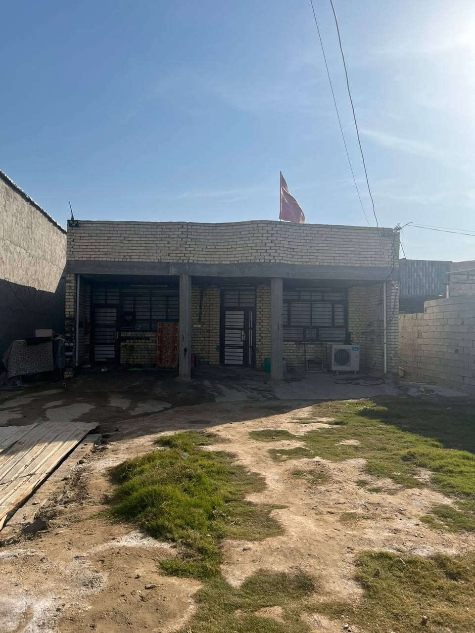 بيت للبيع ( طابق واحد ) زراعي سند (٣٥)
الموقع الصابيات يبعد عن الكاظمية ١٠ دقايق فقط مساحتة ١٢٥٠ متر ( نص دونم ) المبني منه ٢٧٥ متر مع ارض امامية مساحتها ( ٧٠٠) متر 
والأرض الخلفيه (٤٠٠) متر يتكون من مطبخ مساحته ٧٠ متر 
الاستقبال مساحتها ٧٠ متر 
الحولي ٧٠ متر
غرفه سويت مساحتها ٥*٤
غرفه ٥*٥
غرفه ٣*٢
الحمام ٢*٣ مع ممر
السعر 175 وبي مجال
***********
