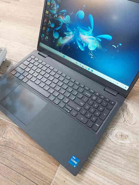 عرض مميز جدا مواصفات مقابل سعر DELL 3520  Ci5جيل الحادي عشر سلم حجم شاشة كبير 15.6 
 السعر ( 330 الف_عراقي)  مناسب للدراسة والبرامج المكتبية والطباعة والتصفح  نظافة عاليه جدا للتواصل *********** يوجد اسعار خاصة للمكاتب توصيل لجميع محافظات العراق 
العنوان بغداد شارع الصناعة مجمع الرياش مكتب اليسر 
……………………
✓ المعالج Core i5-1145G7 
✓ ذاكرة الوصول العشوائي (الرام) 8GB 
✓ التخزين( الهارد) SSD 256GB 
✓ مقاس شاشة 15.6 عاليه 1920x1080 FHD
✓ منفذ HDMI & TYPE C 
✓ كيبورد  عربي انكليزي
…………………………………
