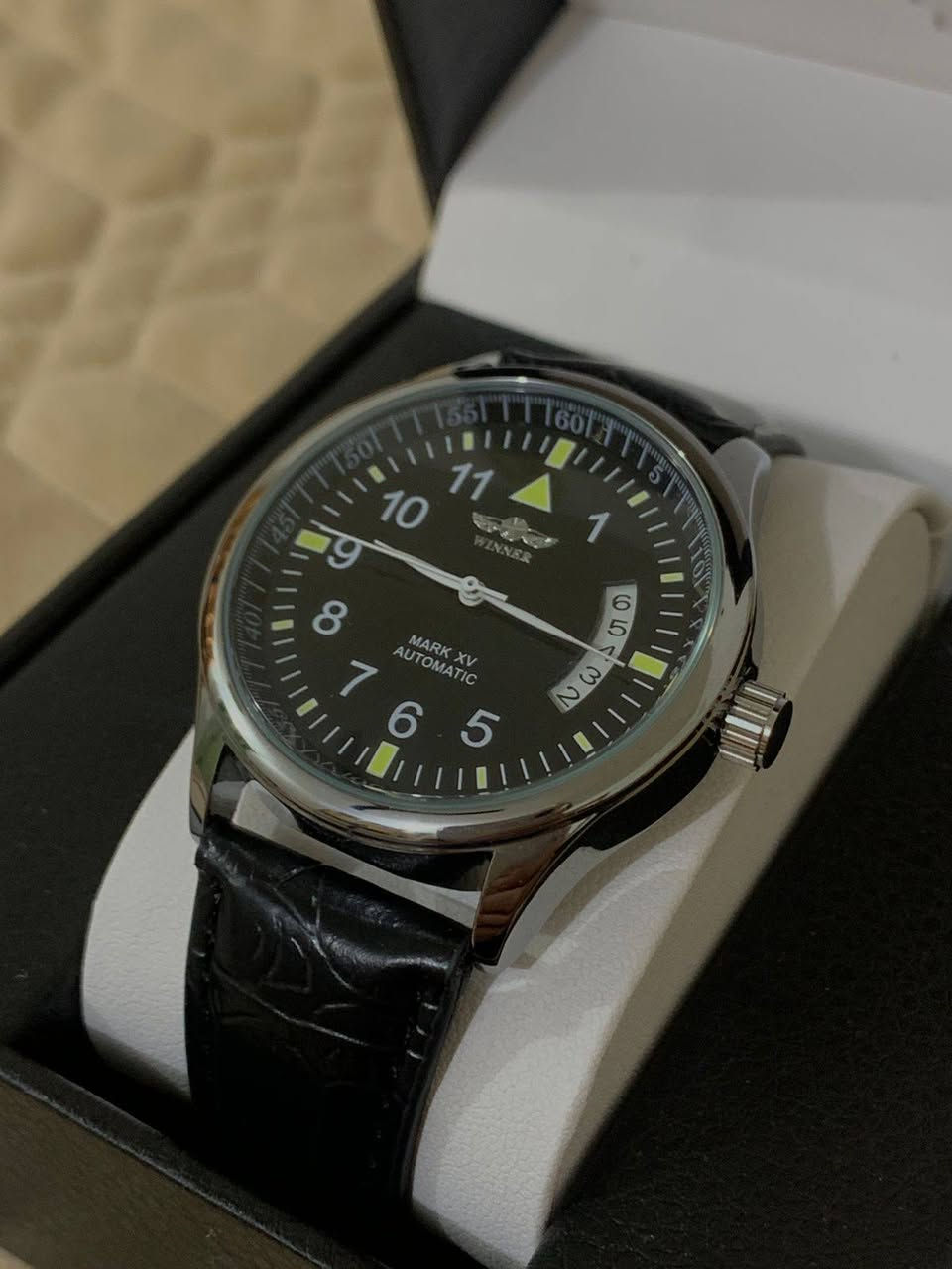 ⏱️ ساعة طيارين رجالية أوتوماتيك – بسعر 35 ألف دينار فقط!
🔹 ماركة: WINNER
🔹 تصميم ساعة طيارين (Aviation) أنيق وواضح
🔹 حركة أوتوماتيكية (تشتغل بدون بطارية)
🔹 سير جلد مريح
🔹 تاريخ يومي
🔹 ظهر شفاف يبيّن الماكينة
🔹 مناسبة للاستخدام اليومي 
💰 السعر: 35,000 دينار عراقي


**إذا كنت صاحب هذا الإعلان وتريد حذفه لأي سبب، رجاءا أرسل رسالة إلى الدعم الفني**