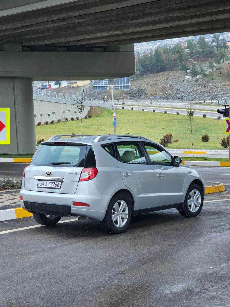 گێلی ئیمی گڕاند X7 مۆدیل 2014   بێ بۆیاخ  فول مواسەفاتە سلاییتە کوشین جلدە کوشین هیتەرا شاشە گەورەیە کامیڕایە پێشو پشتی حەساسە مەکینەو گێری بەشەرتە مەکینەی نەکرایەوە هەمو گیانی بەشەرتە تەنها یەک دوو شوێنی ساردی هەیە  150 هەزار ڕۆیشتوە  سەنەوی تاکو 2029 نوێیە
سعری ٧٨ وەرەقە و مەحامەلە 
*********** أربيل, العراق
